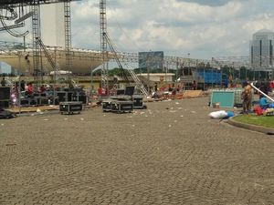 Sampah Bekas Makanan Berserakan di Panggung Tahun Baru Monas