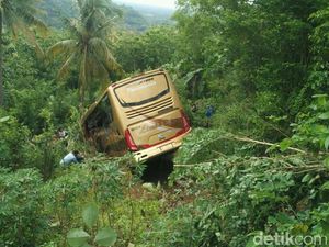 Bus Pariwisata Kecelakaan Masuk Jurang di Bantul