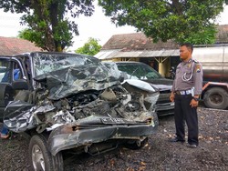 Diduga Ngantuk, Pengemudi Mobil Tewas Setelah Tabrak Truk