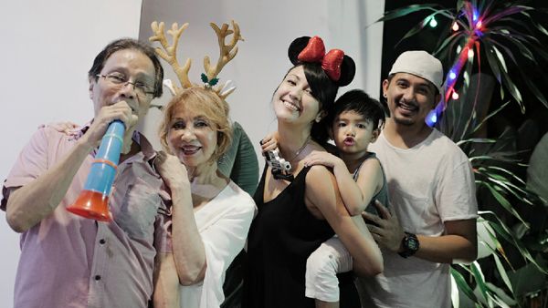 Beragam Gaya Keluarga Rayakan Tahun Baru, Mana Favorit Bunda?