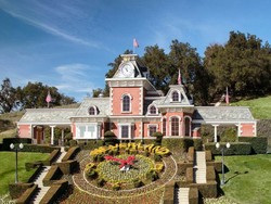 Melihat Fasilitas Neverland Michael Jackson yang Dibeli Murah