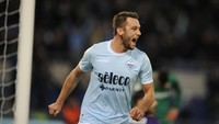 Bek tengah andalan Lazio ini akan habis kontraknya pada Juni mendatang. Sejumlah klub sudah dikaitkan dengannya, di antaranya Manchester United, Liverpool, dan Inter Milan. (Foto: Marco Rosi/Getty Images)