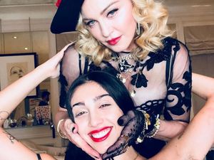 Putri Madonna Pamer Bulu Ketiak Saat Rayakan Tahun Baru 2018 Putri Madonna Pamer Bulu Ketiak Saat Rayakan Tahun Baru 2018