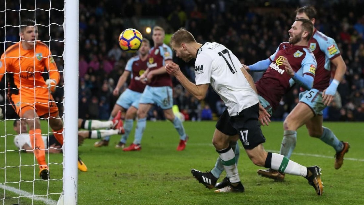 Ragnar Klavan saat menjebol jala Burnley (Nigel Roddis/Getty Images)