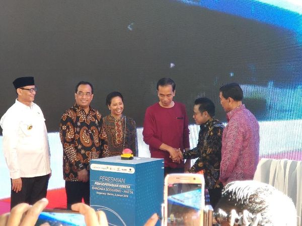 Gaya Kasual Jokowi Berkaus Saat Resmikan Kereta Bandara