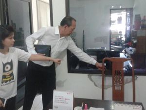 Besi Proyek Apartemen Timpa Rumah, Warga Ini Minta Ganti Rugi