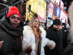Nyanyi di Malam Tahun Baru, Mariah Carey Minta Teh Hangat di Panggung