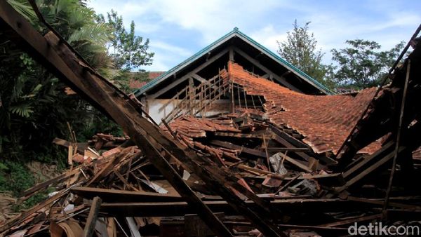 Miris, Gedung Sekolah di Sumedang Roboh