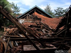 Miris, Gedung Sekolah di Sumedang Roboh