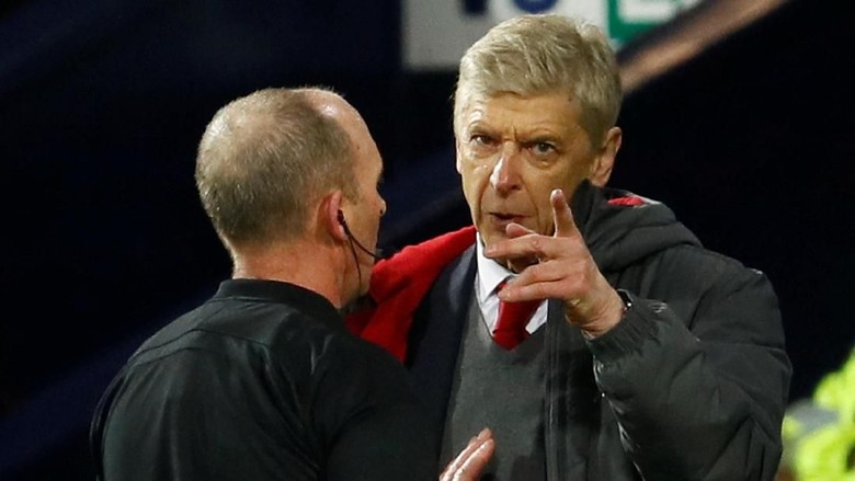 Ini Perkataan Wenger kepada Wasit Mike Dean yang Membuatnya Dihukum FA Ini Perkataan Wenger kepada Wasit Mike Dean yang Membuatnya Dihukum FA