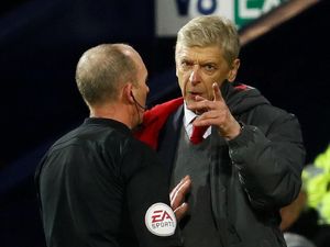 Wenger: City Tak Perlu Perlindungan Ekstra dari Wasit