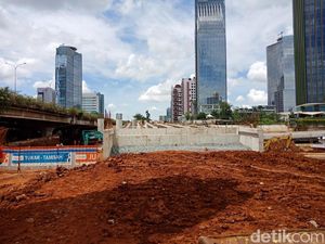 Girder Proyek di Antasari Roboh, 1 Truk Tertimpa