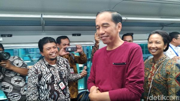 Seperti Jokowi, Bos Teknologi Ini Juga Pakai Kaus di Acara Resmi
