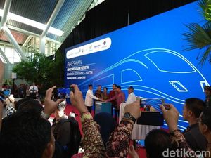 Santai Berkaus Lengan Panjang, Jokowi Resmikan Kereta Bandara Soetta