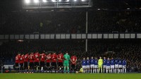 Para pemain Everton dan Manchester United mengheningkan cipta sebelum duel di Goodison Park dinihari WIB tadi digelar (Lee Smith/REUTERS)