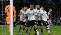 Klavan memaksimalkan bola dari Dejan Lovren untuk menjebol gawang Burnley. Foto: Nigel Roddis/Getty Images