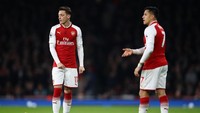 Arsenal terus saja diganggu isu seputar masa depan Alexis Sanchez dan Mesut Oezil. Apakah keduanya bakal tetap di Arsenal musim depan atau pergi dengan cuma-cuma? (Julian Finney/Getty Images)