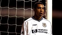 Chris Armstrong terbukti menggunakan ganja saat bermain untuk Crystal Palace. Beruntung, dia bisa lepas dari ketergantungan dan bersinar bersama Tottenham Hotspur di tahun berikutnya. (Foto: Billy Stickland/Allsport)
