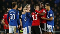 Sempat terjadi ketengangan antara Paul Pogba dan wasit Andre Marriner (Andrew Yates/Reuters)