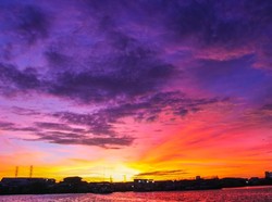 Keberagaman Kota Jakarta dalam Corak Matahari Terbenam