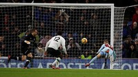Burnley baru bisa membalas di menit ke-87 berkat sundulan Johann Berg Gudmundsson. Foto: Phil Noble/REUTERS
