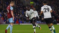 Setelah imbang tanpa gol di babak pertama, kebuntuan baru terpecah di paruh kedua. Sadio Mane membuka keunggulan Liverpool di menit ke-61. Foto: Phil Noble/REUTERS