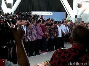 Selain Kaus, Jokowi Pakai Sneakers Merah Resmikan Kereta Bandara