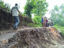 Hujan Semalaman, Jalanan Desa di Rembang Putus