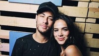 Neymar dan Bruna akhirnya kembali merajut kisah cintanya pada malam tahun baru 2018. Hal itu diindikasikan Neymar lewat unggahan foto di Instagram. (Foto: Instagram)