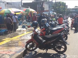 Wah, PKL Nekat Jualan di Trotoar Jatinegara yang Dijaga Satpol PP