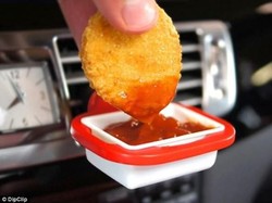 Dengan Alat Ini, Nyocol Saus Dalam Mobil Tak Repot Lagi