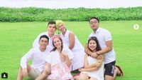 Intip Gaya Liburan Chelsea Islan Bareng Pacar dan Sahabat