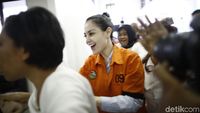 Tertangkap karena Narkoba, Jennifer Dunn Tertawa