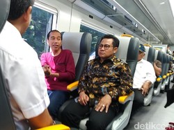 Jajal Kereta Bandara yang Cashless, Jokowi Pikirkan Wong Ndeso