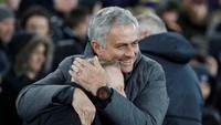 Manajer Manchester United Jose Mourinho tentu jadi orang yang paling lebar senyumnya setelah dalam tekanan usai hasil buruk belakangan ini (Lee Smith/REUTERS)