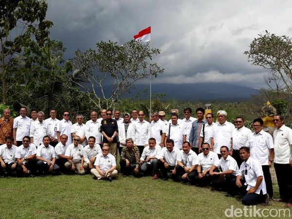 Jonan Gelar Rapat ESDM, Jaraknya 12 Km dari Gunung Agung