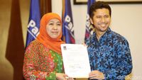 Senyum Khofifah-Emil Dardak Terima Surat Dukungan dari NasDem