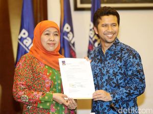 Senyum Khofifah-Emil Dardak Terima Surat Dukungan dari NasDem