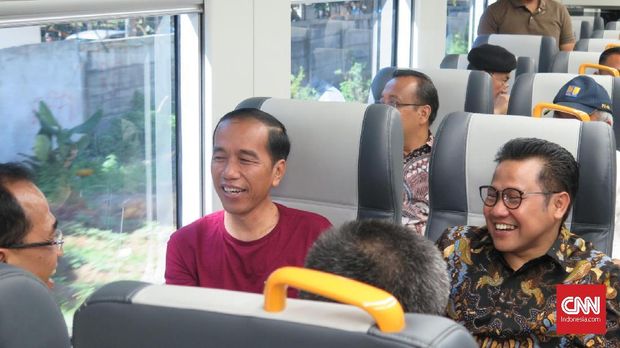 Ketua Umum PKB Muhaimin Iskandar 'menempel' Presiden Jokowi dalam peresmian pengoperasian kereta api Bandara Soekarno-Hatta, beberapa waktu lalu.
