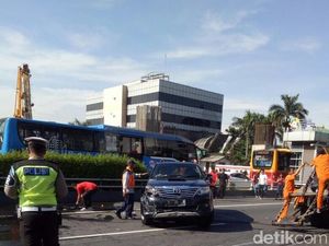 2 Mobil Tabrakan di Tol Cawang, 2 Orang Terluka