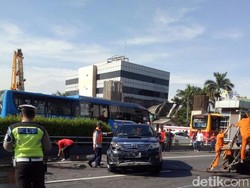 2 Mobil Tabrakan di Tol Cawang, 2 Orang Terluka