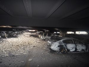 Mobil-mobil Terpanggang di Parkiran Liverpool