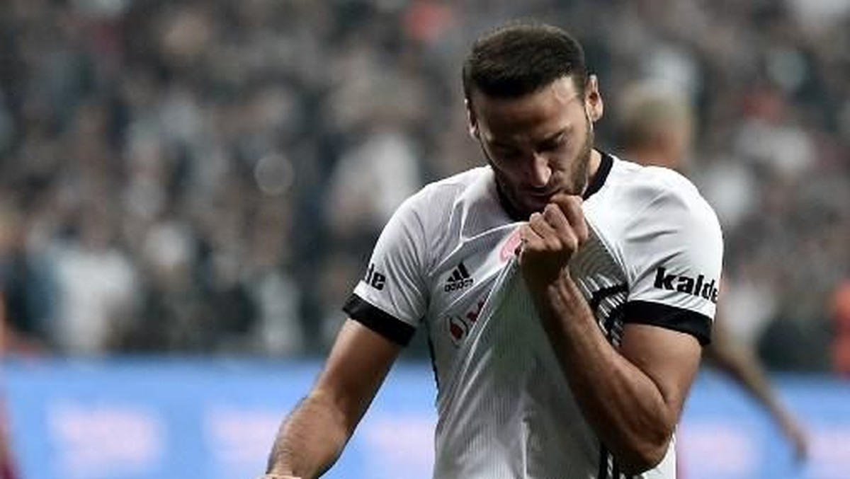 Striker Besiktas Cenk Tosun selangkah lagi gabung Everton (Ozan Kose/AFP)