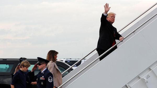Gaya Trump Pulang Liburan Tahun Baru Naik Air Force One