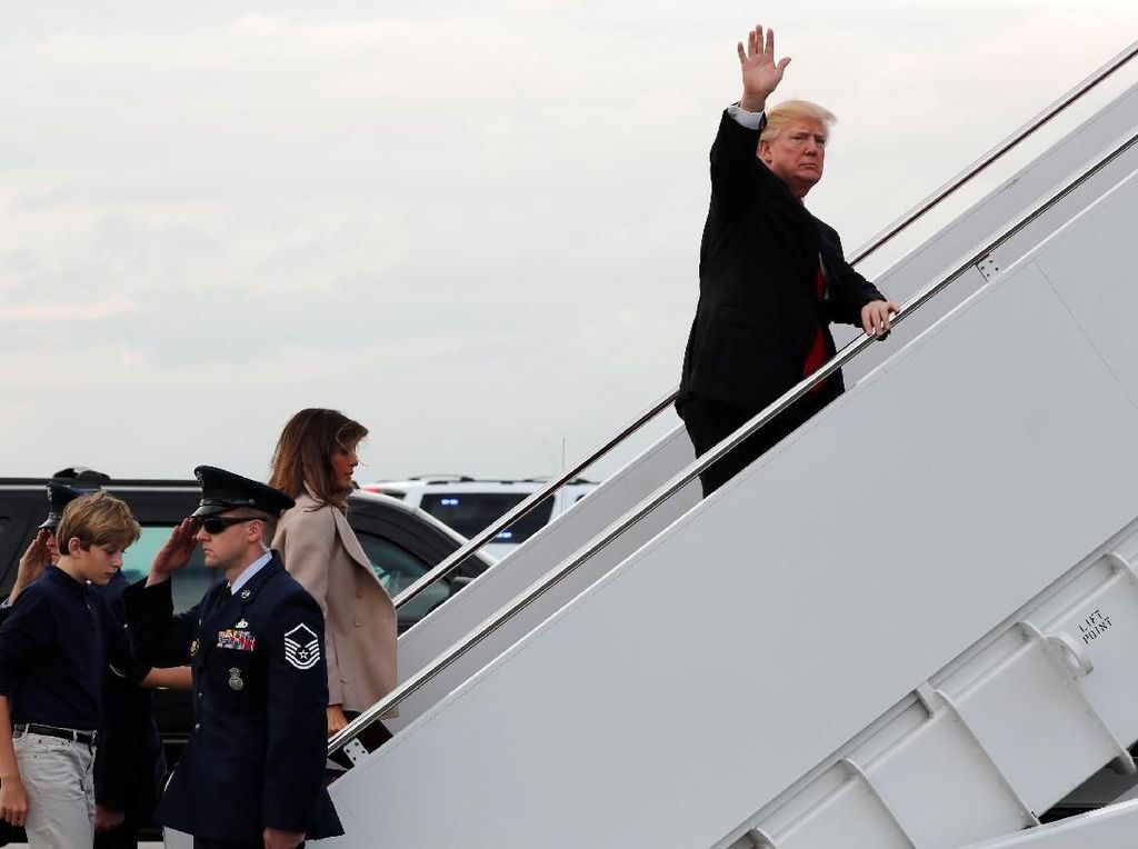 Gaya Trump Pulang Liburan Tahun Baru Naik Air Force One