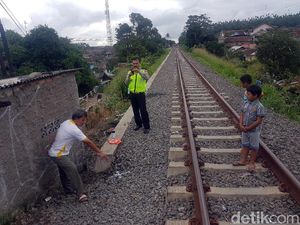 Asyik Main Ponsel, Putri Tewas Terserempet Kereta di Sukabumi