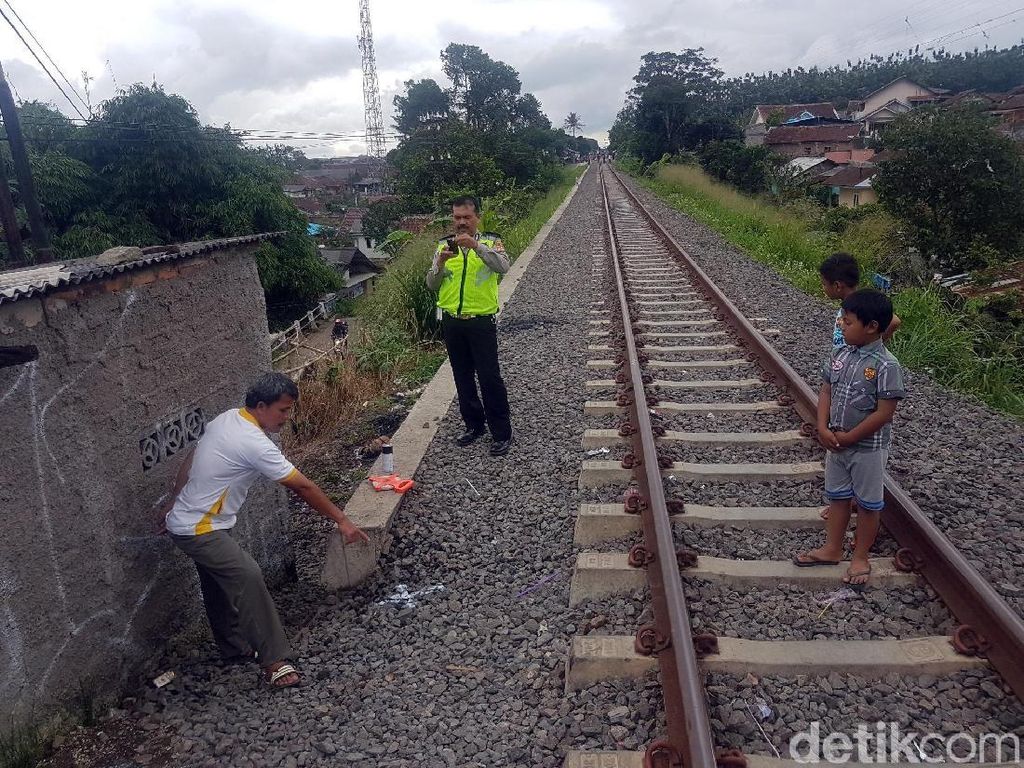 Asyik Main Ponsel, Putri Tewas Terserempet Kereta di Sukabumi Asyik Main Ponsel, Putri Tewas Terserempet Kereta di Sukabumi