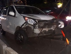 Tabrak Separator Busway di Kuningan, Mobil Ini Penyok