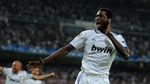 Gaya Glamor Masa Tua Adebayor
