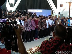 Berapa Harga Sneakers Merah yang Dipakai Jokowi?